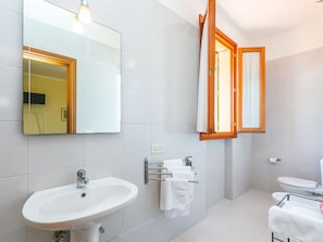 Spiegel, Zapfhahn, Armatur, Sinken, Möbel, Eigentum, Gebäude, Bad Sink, Badezimmer, Interior Design