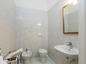 Armatur, Spiegel, Sinken, Zapfhahn, Eigentum, Bad Sink, Gebäude, Badezimmer, Interior Design, Die Architektur