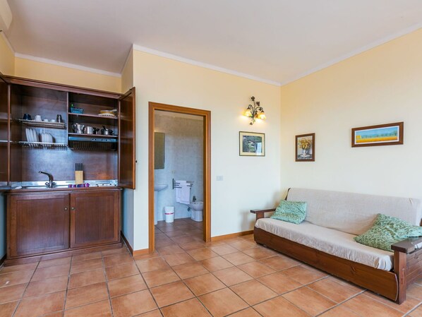 Möbel, Eigentum, Cabinetry, Couch, Bilderrahmen, Countertop, Regal, Interior Design, Holz, Flooring