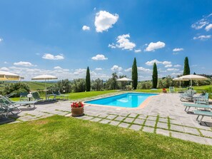 Cloud, Plant, Sky, Water, Swimming Pool, Shade, Tree, Urban Design, Grass, Outdoor Furniture