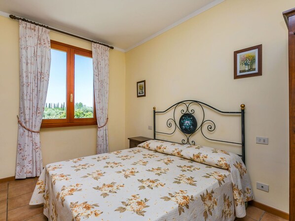 Möbel, Eigentum, Gebäude, Fenster, Azurblau, Textil, Komfort, Holz, Bett