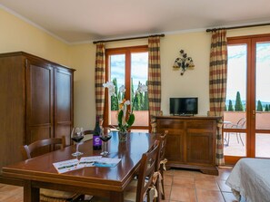 Meubles, Cabinetry, Table, Comptoir, Plante D'Appartement, Fenêtre, Bleu Azur, Cuisine, Bois, Tiroir