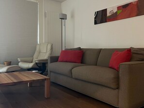 Möbel, Couch, Interior Design, Flooring, Holz, Wohnzimmer, Fussboden, Zimmer, Dekokissen