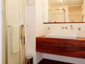 Eigentum, Armatur, Badezimmerschrank, Zapfhahn, Spiegel, Sinken, Badezimmer, Holz, Interior Design