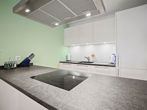 Comptoir, Cabinetry, Evier, Évier, Cuisinière, Appareil De Cuisine, Design Intérieur, Sol, Cuisine