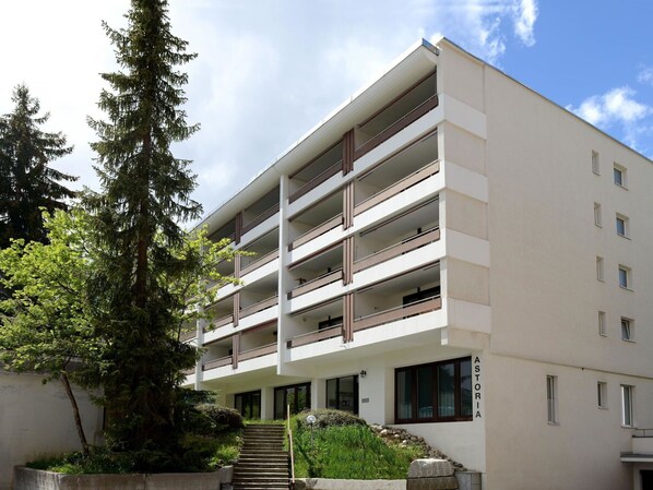 Nuage, Plante, Bâtiment, Ciel, Jour, Propriété, Fenêtre, Design Urbain, Arbre