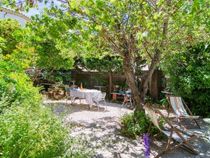 Plant, Plant Community, Natural Landscape, Shade, Vegetation, Tree, Grass, Leisure, Landscape, Groundcover