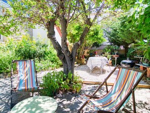 Plant, Table, Shade, Branch, Tree, Outdoor Furniture, Chair, Grass, Woody Plant, Leisure