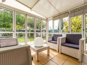 Möbel, Pflanze, Holz, Schatten, Interior Design, Tabelle, Flooring, Fussboden, Veranda, Wohnzimmer