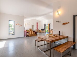 Tabelle, Pflanze, Fenster, Gebäude, Baum, Grundstueck, Natürliche Landschaft, Gras, Tisch Im Freien, Stuhl
