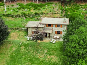 Pflanze, Gebäude, Pflanzengemeinschaft, Fenster, Haus, Grundstueck, Natürliche Landschaft, Gras, Hütte, Baum