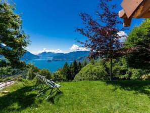 Pflanze, Eigentum, Fenster, Gebäude, Blume, Himmel, Stuhl, Gartenmöbel, Grundstueck, Hütte