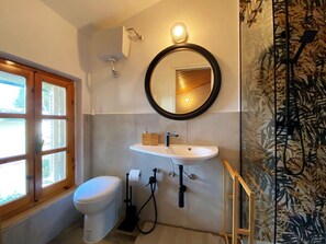 Mirror, Plumbing Fixture, Property, Sink, Tap, Bathroom, Wood, Interior Design, Lighting