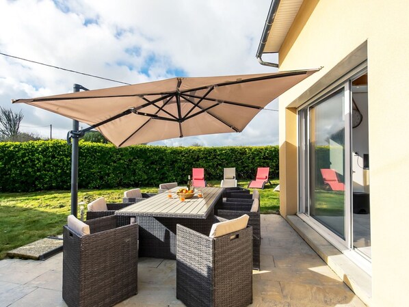 Plante, Bâtiment, Propriété, Nuage, Ciel, Ombre, Fenêtre, Architecture, Bois, Table
