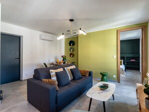 Table, Propriété, Meubles, Plante, Vaisselle, Arbre, Ombre, Chaise, Bâtiment, Mobilier De Jardin