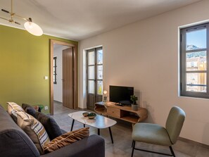 Table, Propriété, Meubles, Plante, Vaisselle, Arbre, Ombre, Chaise, Bâtiment, Mobilier De Jardin