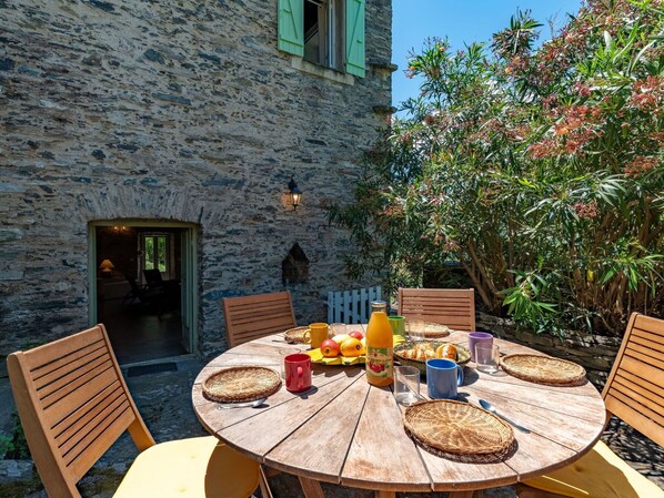 Table, Meubles, Propriété, Bâtiment, Fenêtre, Chaise, Vaisselle, Pot De Fleur, Bois, Mobilier De Jardin