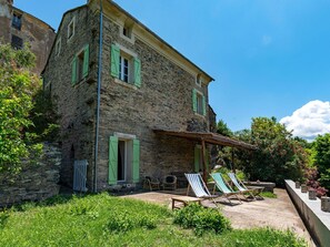 Plante, Ciel, Bâtiment, Fenêtre, Nuage, Lot Terre, Paysage Naturel, Chalet, Herbe, Arbre