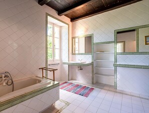 Fenêtre, Baignoire, Luminaire Plomberie, Design Intérieur, Bâtiment, Salle De Bains, Sol, Sol