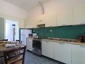 Cabinetry, Countertop, Möbel, Spüle, Küchengerät, Herd, Zapfhahn, Sinken, Küche, Holz