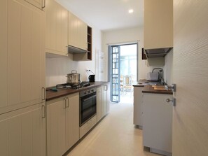 Cabinetry, Eigentum, Countertop, Herd, Küchengerät, Sinken, Holz, Spüle, Haushaltsgerät, Küche