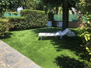 Pflanze, Eigentum, Pflanzengemeinschaft, Baum, Gartenmöbel, Schatten, Grundstueck, Gras, Öffentlicher Raum, Strauch
