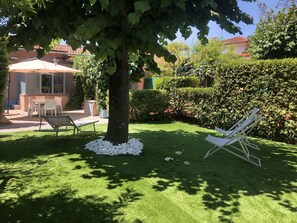 Pflanze, Baum, Gartenmöbel, Gras, Grundstueck, Stuhl, Freizeit, Schatten, Landschaft, Ground