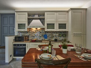 Table, Cabinetry, Furniture, Plant, Countertop, Wood, Kitchen, Interior Design, Tableware, Chair