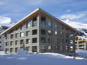 Himmel, Schnee, Eigentum, Gebäude, Wolke, Berg, Fenster, Steigung, Baum, Haus