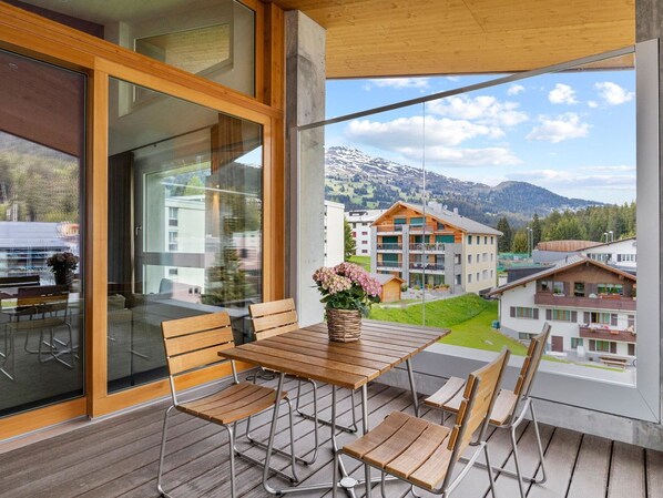 Tabelle, Möbel, Eigentum, Gebäude, Fenster, Blumentopf, Pflanze, Holz, Himmel, Wolke