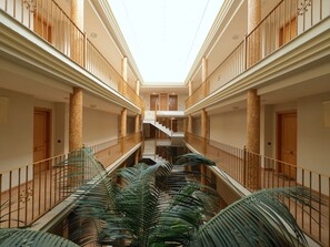 Pflanze, Gebäude, Eigentum, Interior Design, Zimmerpflanze, Grundeigentum, Fassade, Treppe, Baum, Decke