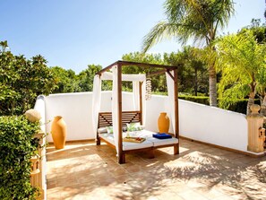 Ciel, Plante, Propriété, Bâtiment, Ombre, Arbre, Mobilier De Jardin, Arecales, Chalet, Immobilier