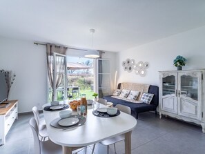 Tabelle, Möbel, Pflanze, Zimmerpflanze, Interior Design, Stuhl, Holz, Fussboden, Wohnzimmer