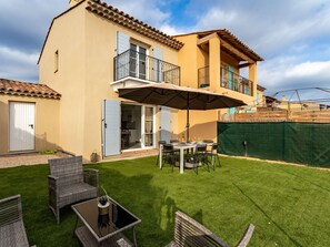 Himmel, Wolke, Fenster, Gebäude, Pflanze, Schatten, Grundstueck, Gras, Urban Design, Haus