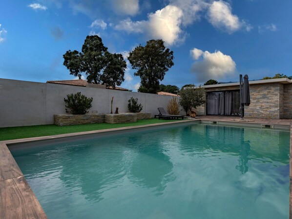 Water, Cloud, Sky, Azure, Building, Plant, Swimming Pool, Tree, Grass, Composite Material