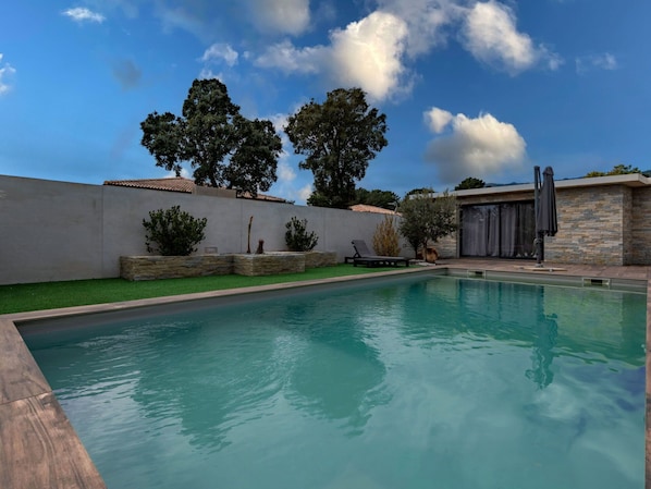 Water, Cloud, Sky, Azure, Building, Plant, Swimming Pool, Tree, Grass, Composite Material