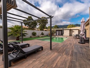 Wolke, Himmel, Gebäude, Holz, Schatten, Interior Design, Gartenmöbel, Baum, Fussboden, Pflanze