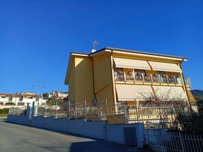 Himmel, Gebäude, Fenster, Blau, Pflanze, Haus, Fassade, Stadt, Dach, Schatten