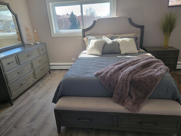 master bedroom queen bed