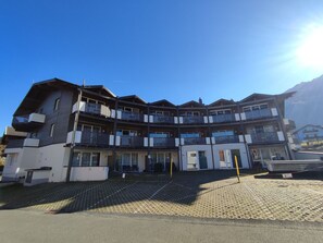 Design Urbain, Appartement, Parking, Usage Mixte, Balcon, Béton, Ombre, Condominium, Terrain De Stationnement