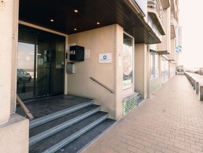 Building, Road Surface, Wall, Facade, Shade, Urban Design, Sidewalk, Flooring, Concrete, Road