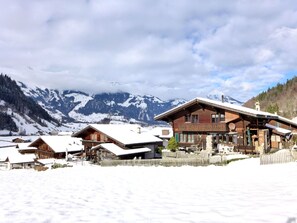 Wolke, Himmel, Berg, Schnee, Haus, Gebäude, Steigung, Natürliche Landschaft, Landschaft, Ländliches Gebiet