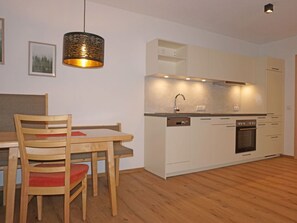 Meubles, Cabinetry, Comptoir, Table, Bâtiment, Bois, Cuisine, Design Intérieur, Appareil De Cuisine, Chaise