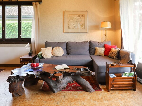 Marron, Canapé, Propriété, Meubles, Fenêtre, Confort, Table, Canapé-Lit, Bois, Éclairage