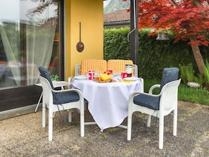 Pflanze, Möbel, Tabelle, Eigentum, Stuhl, Blatt, Gartenmöbel, Dekoration, Tisch Im Freien, Interior Design