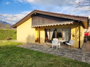 Nuage, Ciel, Plante, Bâtiment, Fenêtre, Lot Terre, Ombre, Chalet, Maison, Arbre