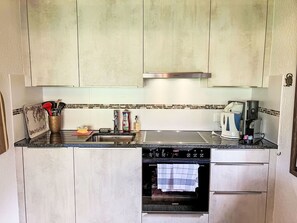 Küchengerät, Major Appliance, Küche, Haushaltsgerät, Countertop, Flooring, Möbel, Cabinetry, Interior Design, Herd