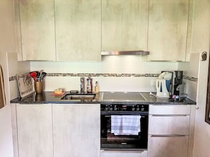 Küchengerät, Major Appliance, Küche, Haushaltsgerät, Countertop, Flooring, Möbel, Cabinetry, Interior Design, Herd