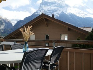 Himmel, Berg, Wolke, Eigentum, Gebäude, Schnee, Tabelle, Haus, Gartenmöbel, Holz