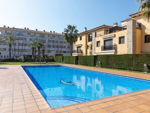 Water, Plant, Building, Daytime, Property, Sky, Swimming Pool, Window, Tree, Azure